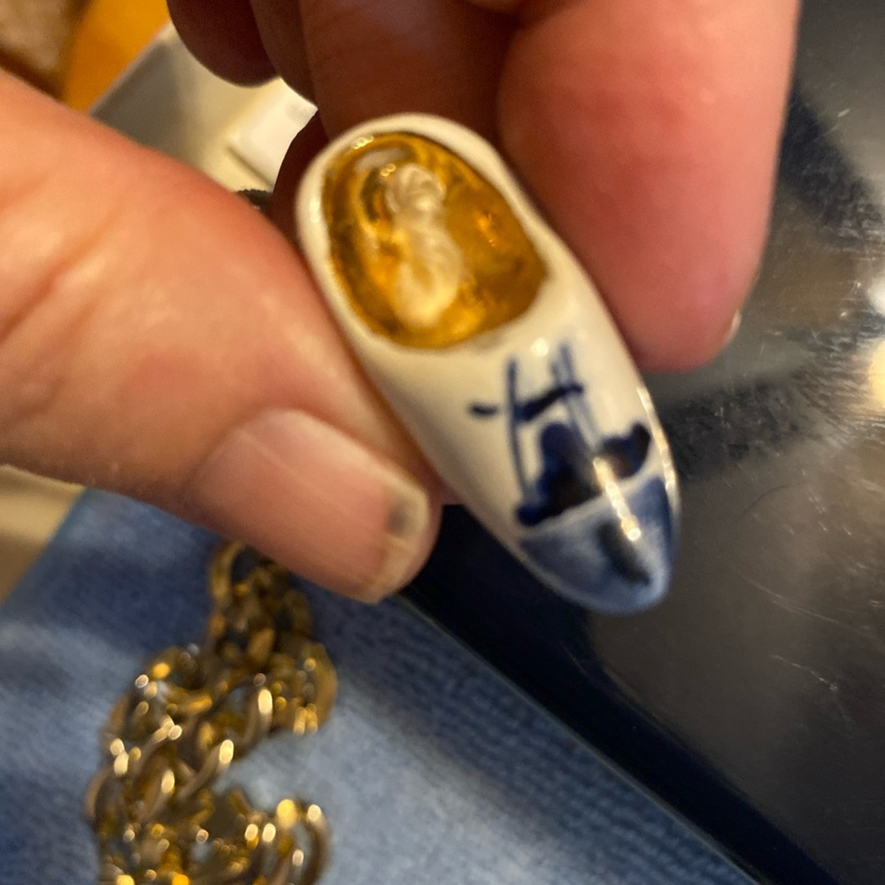 Hand-Painted Delft-Style White & Blue Clog Brooch Pair - Picture 4 of 5